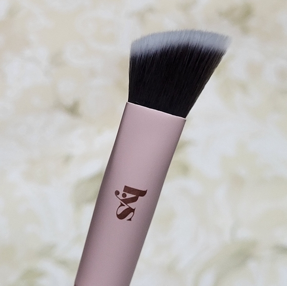 LYS Foundation & Concealer Brushes - Picture 4 of 16